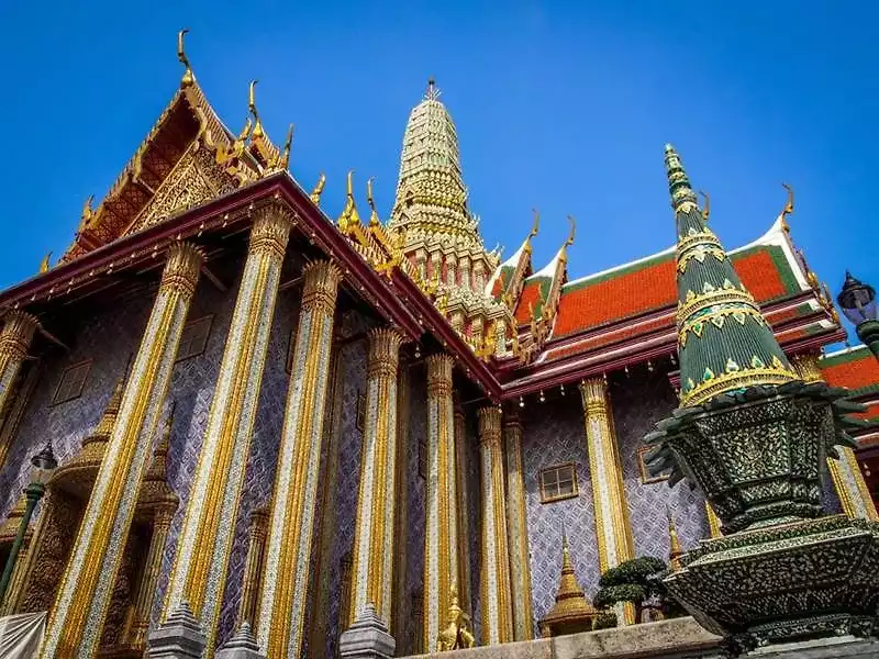 Wat-Phra-Kaew-(Temple-of-Emerald-Buddha)-1