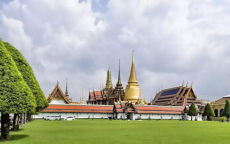 Wat-Phra-Kaew-(Temple-of-Emerald-Buddha)-2