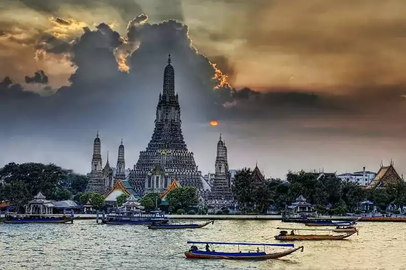 Wat-Arun-(Temple-of-Dawn)-1