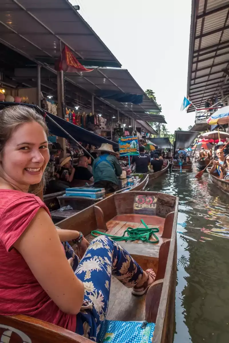 Damnoen-Saduak-Floating-Market-1