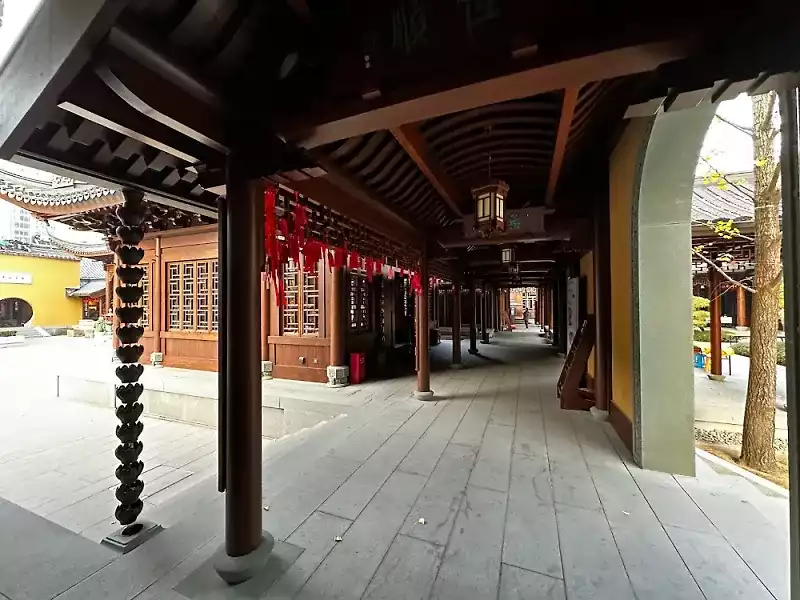 Jade-Buddha-Temple-(Yu-Fo-Si)-2