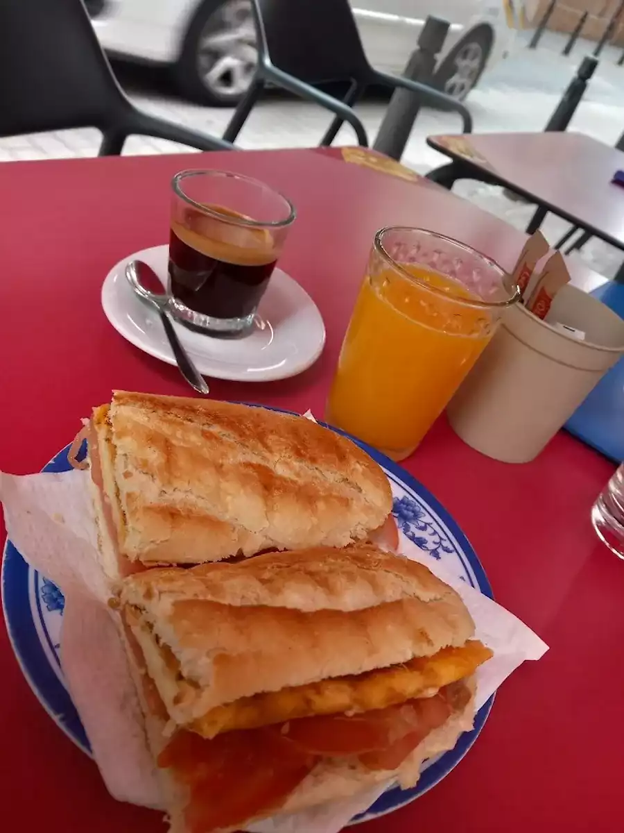 El-Cinco---Coffe-&-Traditional-Food-2