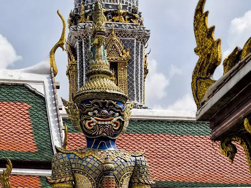 Wat-Phra-Kaew-(Temple-of-Emerald-Buddha)-0