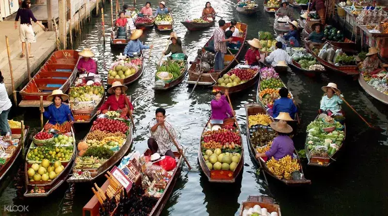 Damnoen-Saduak-Floating-Market-0