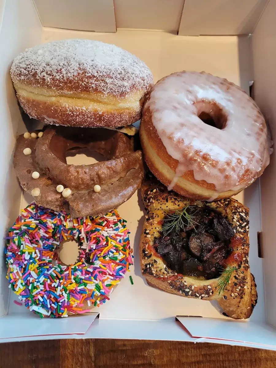 49th-Parallel-Café-&-Lucky's-Doughnuts---Main-Street-0