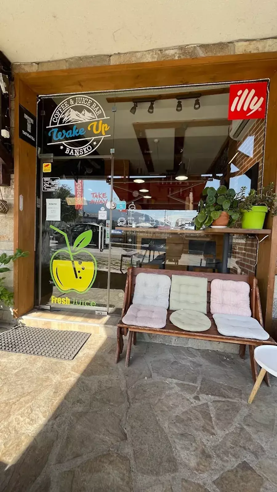 Wake-UP-coffee-&-juice-bar-0